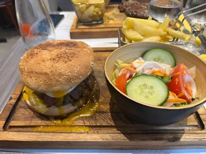 Burger, salage, frites, Vincennes